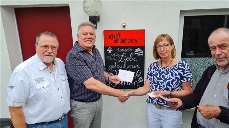Der Präsident der Skatfreunde Meckenheim, Manfred Krüger, bei der Geldübergabe an die Vorsitzende des Vereins „Wir für Inklusion e.V.“ Katja Kroeger.  Foto: idt