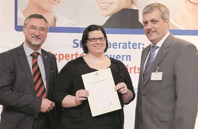 Der Präsident der Steuerberaterkammer Rheinland-Pfalz, Edgar Wilk (l.), und SBK-Vorstandsmitglied Peter Hoffarth (r.) gratulieren Silvia Sieg zur erfolgreich bestandenen Steuerfachwirt-Prüfung. SBK/Kristina Schäfer