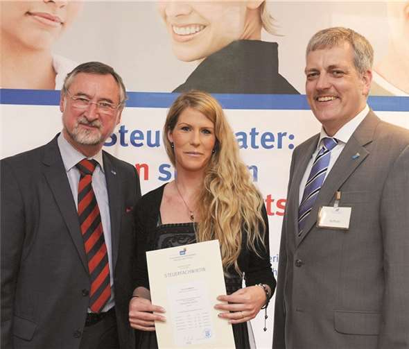 Der Präsident der Steuerberaterkammer Rheinland-Pfalz, Edgar Wilk (l.), und SBK-Vorstandsmitglied Peter Hoffarth (r.) gratulieren Sina Meurer zur erfolgreich bestandenen Steuerfachwirt-Prüfung. privat