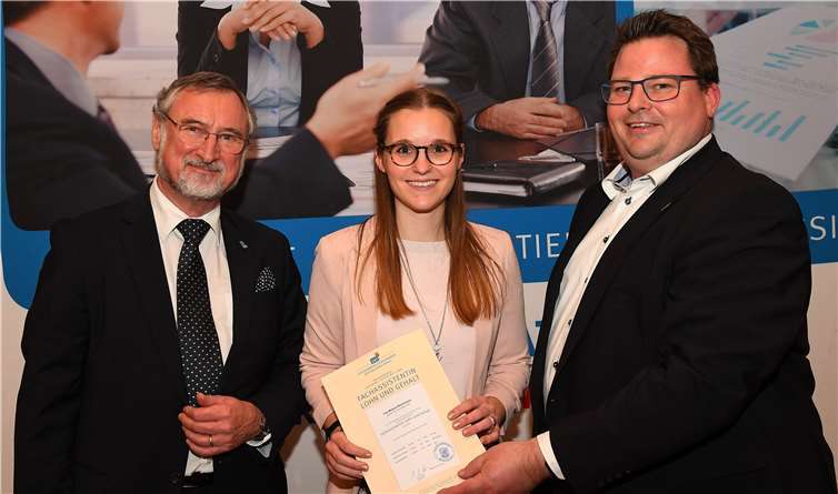 Der Präsident der Steuerberaterkammer Rheinland-Pfalz, Edgar Wilk (links), und das Mitglied im Vorstand der Steuerberaterkammer Rheinland-Pfalz, Carsten Jacob, zeichneten die Fachassistentin für Lohn und Gehalt, Vanessa Pütz, aus.Foto: Steuerberaterkammer Rheinland-Pfalz/Kristina Schäfer