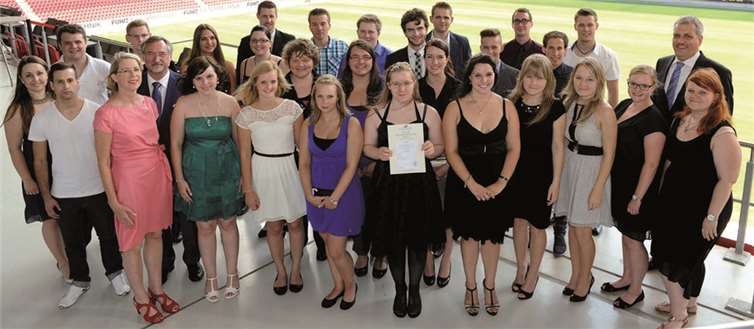 Der Präsident der Steuerberaterkammer Rheinland-Pfalz Edgar Wilk (6. v. l.) gratuliert zusammen mit den SBK-Vorstandsmitgliedern Andrea Fritsch (4. v. l.) und Peter Hoffarth (r.) den Absolventen der Koblenzer Berufsschulen zur erfolgreich bestandenen Steuerfachangestellten-Prüfung. SBK/Kristina Schäfer
