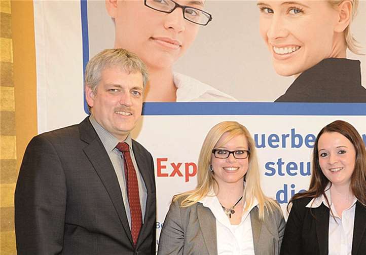 Der Präsident der Steuerberaterkammer Rheinland-Pfalz, Edgar Wilk (r.), und SBKVorstandsmitglied Peter Hoffarth gratulieren Nicole Dieler und Katharina Kehrein-Seckler (v.li.) zur erfolgreich bestandenen Steuerfachwirtprüfung. SBK/Kristina Schäfer