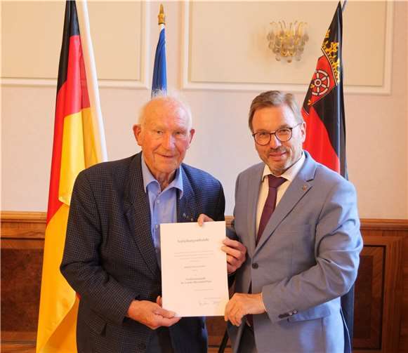 Der Präsident der Struktur- und Genehmigungsdirektion (SGD) Nord, Wolfgang Treis, hat in Vertretung von Ministerpräsidentin Malu Dreyer die Verdienstmedaille des Landes Rheinland-Pfalz an Franz Reiff verliehen. Foto: SGD Nord