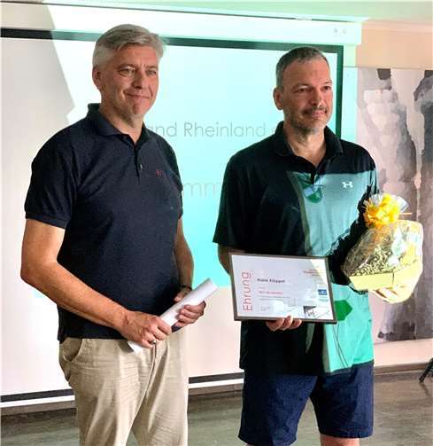 Der Präsident des DBV, Ralf Michaelis (links), ehrte Frank Klöppel.  Foto: privat