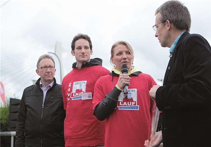 Der Präsident des DJK-Sportverbandes Volker Monnerjahn (r.) zeichnete die Silbermedaillengewinnerin im Siebenkampf, Lilli Schwarzkopf, und den Zehnkämpfer Kai Kazmirek (2.v.l.) als Sportler des Jahres aus. Mit den Spitzensportlern freut sich der Vorsitzende der LG Rhein-Wied, Erwin Rüddel, MdB (l.).  Privat