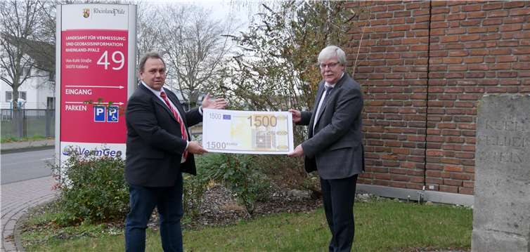 Der Präsident des Landesamts für Vermessung und Geobasisinformation (LVermGeo) in Koblenz, Otmar Didinger spendete an das Kinder- und Jugendhospiz.Foto:LVermGeo
