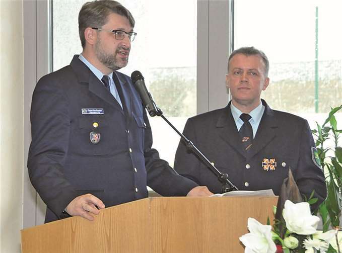 Der Präsident des Landesfeuerwehrverbandes, Frank Hachemer, bei der Ehrung des Kameraden Horst Helmes. BS
