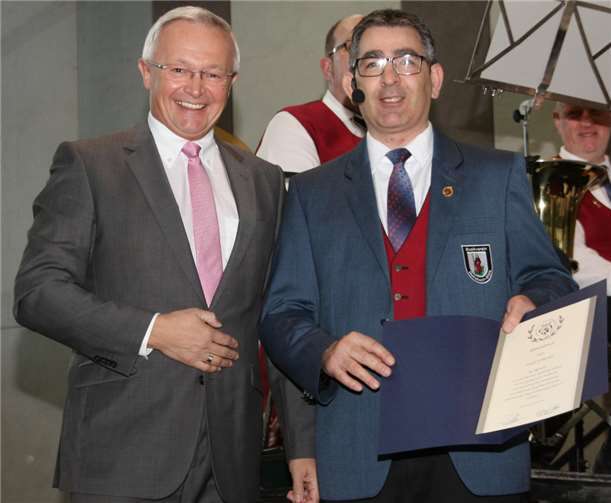 Der Präsident des Landesmusikverbandes Rheinland-Pfalz, Landrat Achim Hallerbach ehrt Frank Schneider (li.) mit dem Landesehrenbrief und der Goldenen Ehrennadel.Privat