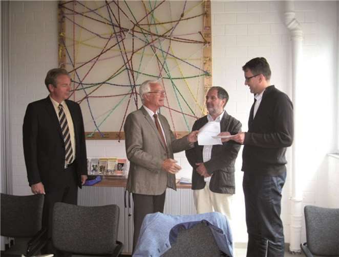 Der Präsident des Lions Clubs Bonn-Rhenobacum, Joachim Krüger, übergibt einen Scheck über 1000 Euro an den Leiter des Werkes 3, Jochen Flink, zur Förderung der sozialen Maßnahmen.privat