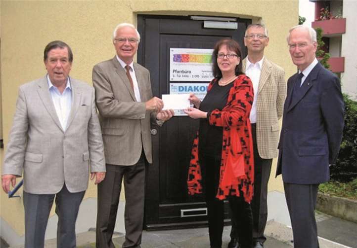 Der Präsident des Lions Clubs Bonn-Rhenobacum, Joachim Krüger, übergibt einen Scheck für Ferienmaßnahmen sozial benachteiligter Familien an die Sozialarbeiterin des Diakonischen Werkes in Meckenheim, Erika Schoenen Jachnik. Schatzmeister Manfred Weizbauer (hinten), der Beauftragte für soziale Hilfeleistungen, Rolf Hüttel (rechts), und Pressesprecher Erhard Knauer teilten die Freude über die spontan möglich gewordene Unterstützung. Privat