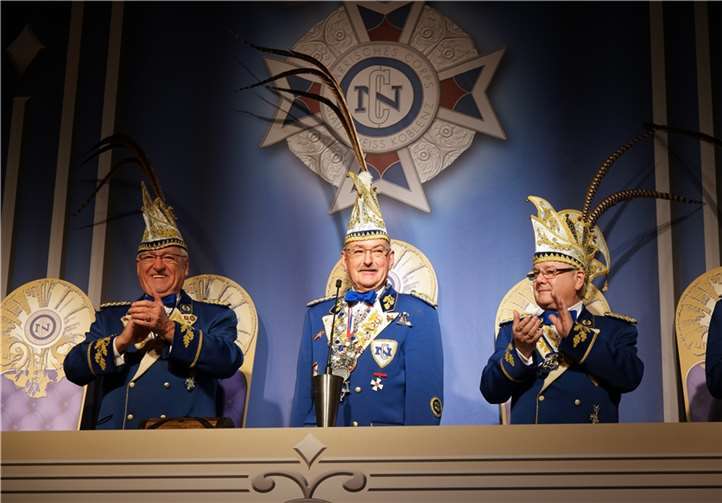 Der Präsident des NC Niederberg begrüßte die Närrinnen und Narren zur diesjährigen Prunksitzung im Sportpark Niederberg.