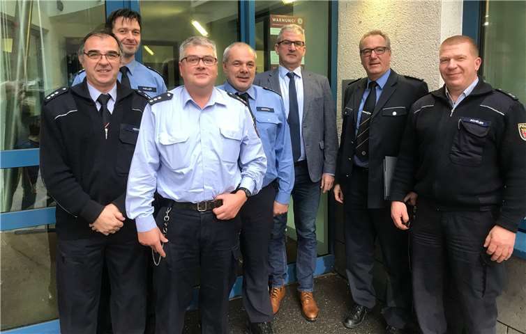 Der Präsident des Polizeipräsidiums Karl-Heinz Maron (5.v.l.) besuchte die Polizei in Cochem. Foto: Polizei