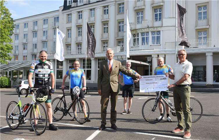 Der Präsident des RC Bad Neuenahr-Ahrweiler, Dr. Robert Batkiewicz, die Organisatoren der Vor-Tour, Edgar Steinborn und Jürgen Grünwald sowie einige Mitglieder des Rotary Clubs, die selbst im Sattel sitzen und seit Jahren die Vor-Tour unterstützen.Foto: privat