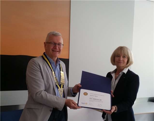 Der Präsident des RC Koblenz-Mittelrhein Michael Wagener zeichnete Dr. Sabine Dyas mit dem Paul Harris Fellow aus.Foto: privat