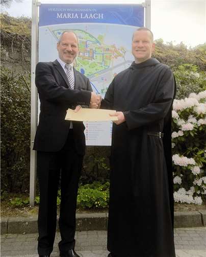 Der Präsident des Rotary Club Mayen und Bruder Antonius Trappe aus der Benediktinerabtei Maria Laach bei der Übergabe eines Schecks in Höhe von 6.500 Euro.Rotary Club Mayen