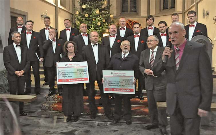 Der Präsident des Sportbundes Rheinland, Fred Pretz (rechts) übergab zwei Schecks an den Hospizverein und an den MGV Kottenheim. BS