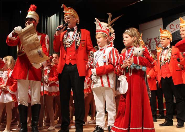 Der Präsident des Vereins Akademie Jörg Hallatsch vollzog die Proklamation des Kinderprinzenpaares Luca I. und Louisa I. LP