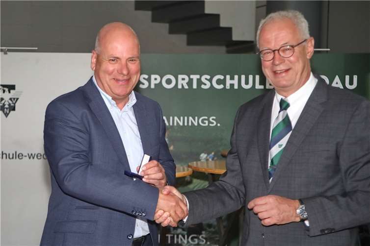 Der Präsident des Westdeutschen Hockeyverbandes Dr. Michael Timm überreichte beim Verbandstag in der Sportschule Wedau in Duisburg dem Rheinbacher Joachim Schneider die Goldene Verbandsnadel. Foto: privat