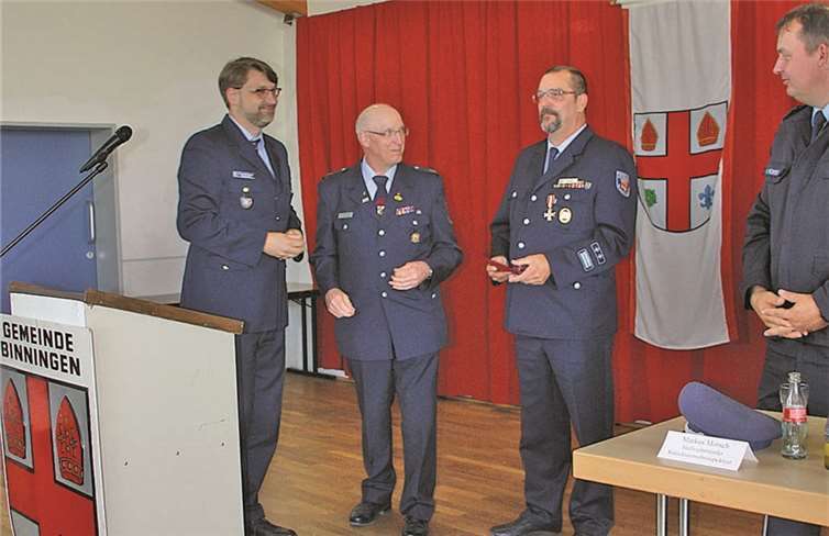 Der Präsident des rheinland-pfälzischen Landesfeuerwehrverbandes, Frank Hachemer, zeichnet Michael Mosig mit der „Silbernen Ehrennadel“ aus.
