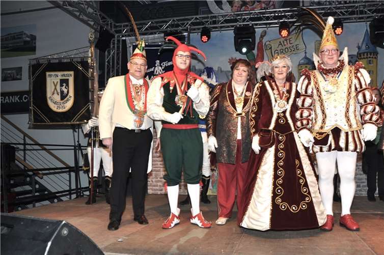 Der Präsident (links) krönte das Prinzenpaar. Fotos: Bernd Schmitz