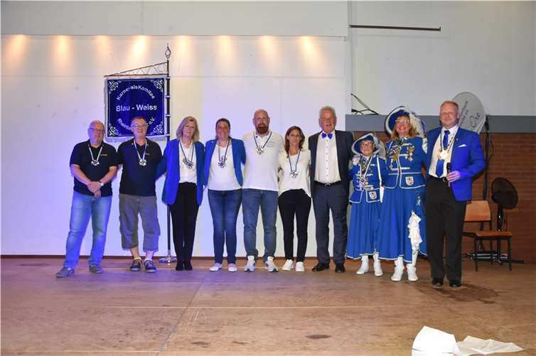 Der Präsindent des Karnevalskomitees Blau-Weiß Rheinbach 1912, Sven Perez Ganzales und seine Vorgängerin Siegried Wiersberg konnten viele befreundete Vereine begrüßen. Foto: EICH