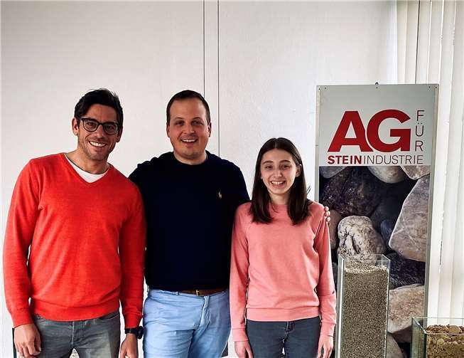 Der Praxistag bot Nicolai Fett (Klassenlehrer), Cornelius Kirsche (Vorstand AG für Steinindustrie) und Laurina (Praktikantin) ausreichend Zeit, sich kennenzulernen. Foto: Wirtschaftsforum Neuwied