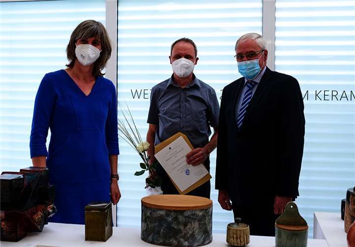 Der Preis der Stadt Höhr-Grenzhausen in Höhe von 250 Euro ging an Martin Goerg (Bildmitte) und wurde überreicht durch Museumsleiterin Dr. Nele van Wieringen und Stadtbürgermeister Michael Thiesen.