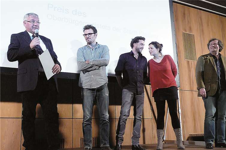 Der Preis des Oberbürgermeisters der Stadt Koblenz ging an Engin Kundag (2. v. r.). Mit ihm freuten sich Hauptdarsteller Claudio Schulz-Keune (3. v. r.) und die Laudatoren Lena Liberta und Gordian Maugg. BSB