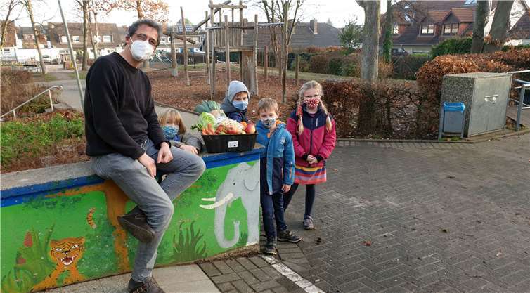 Der Preis für den 2. Platz ging an Gerd Engel, der als Lehrkraft an der Katholischen Grundschule in Altendorf tätig ist, ein Korb Obst und Gemüse wurde vom Bio-Hof Heinrichs in Altendorf gespendet. Foto: privat