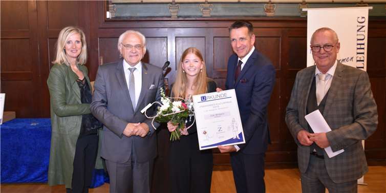Der Preis in der Kategorie „Rampenlicht“ging an Zoe Wilbert (Bildmitte)von der Gülser Husaren. Erste Gratulanten warenv. l. Kerstin Schneider, RKK-Präsident Hans Mayer, Wolf schneider und Laudator Fredy Winter.