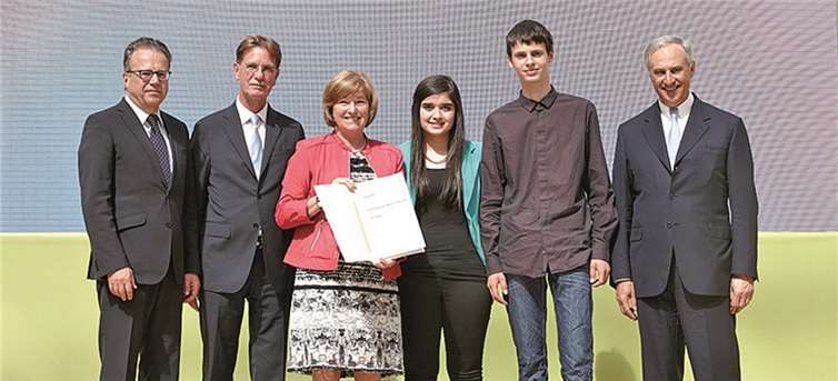 Der Preis wurde übereicht (v.l.n.r.): Dr. h.c. Frank-J. Weise (Gemeinnützige Hertie-Stiftung), Gerhard Braun (Bundesvereinigung der Deutschen Arbeitgeberverbände), Barbara Lohmer (Schulleiterin), Rabiaa Khaled (Schülerin), Christian Cramer (Schülersprecher) und Dr. Clemens Börsig (Deutsche Bank Stiftung).privat