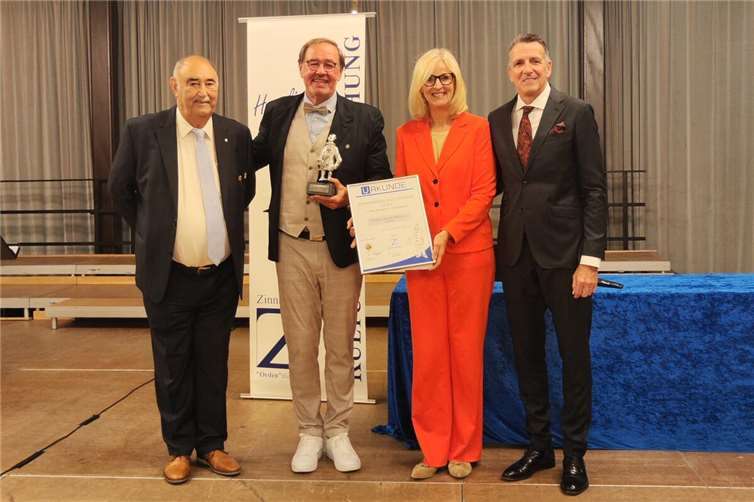 Der Preisträger Franz-Josef Möhlich (2.v.l.) mit Laudator Erich Thönnes (links) und dem Stifter-Ehepaar Kerstin und Wolf Schneider. Foto: Melina Möhlich