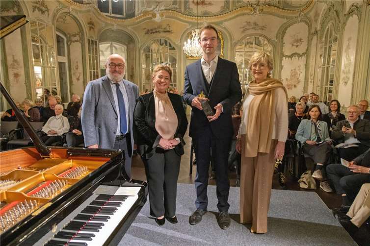 Der Preisträger Knut Hanßen umrahmt von Ervis Gega (l.) und Barbara Harnischfeger (r.) und dem Preisspender Peter Josef Mertens. Foto: Helmut Reinelt-Rechte