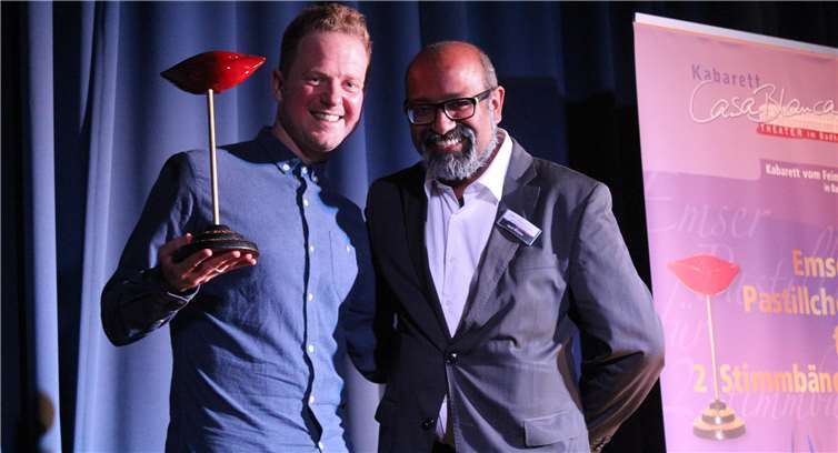 Der Preisträger Martin Zingsheim mit Intendant Josef Winkler. Fotos: Kabarett CasaBlanca e.V.
