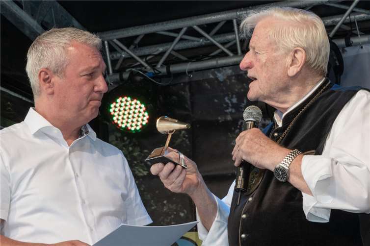 Der Preisträger des Moddersprochpreis 2025 Stephan Otto (li.) mit Laudator Manfred Gniffke.