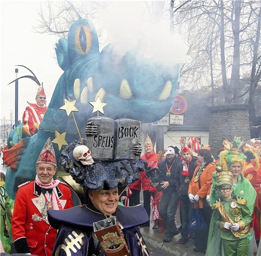 Der Prinz rückt mit dem furchterregenden Drachen an.UKO