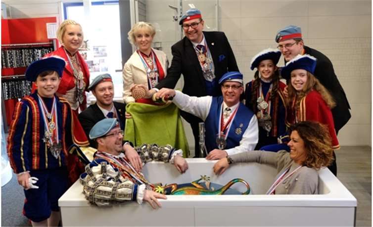 Der Prinz und die Filialleiterin erprobten, ob die Badewanne auch ausreichend Platz für zwei Personen hergibt. Karl-Peter Schmelzeisen