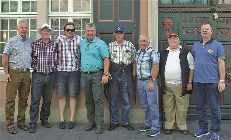 Der Prinzenclub Groß-Rheinbach auf seiner Senatstour in Bonn. privat