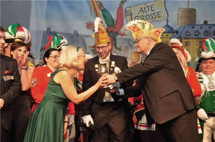 Der Prinzenkelch wird von Peter IV. an die neuen Regenten überreicht.