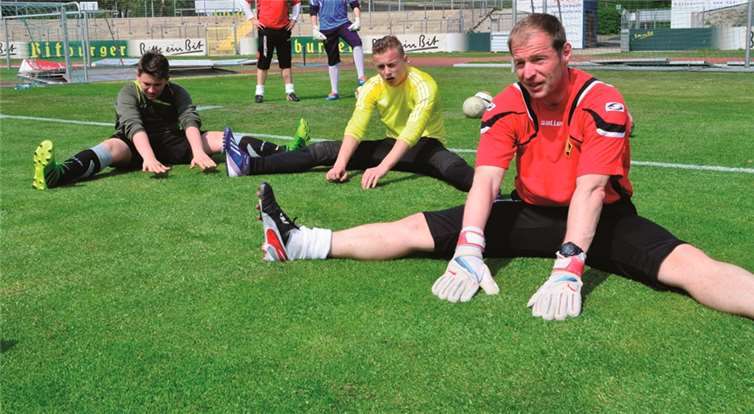 Der Profifußballer Peter Auer (r.) trainierte im Stadion Oberwerth die jungen Nachwuchstorhüter. HEP