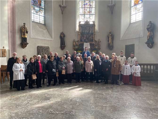 Der „Projektchor Ostern“ mit Pfarrer Missong und Ministranten. Foto: privat