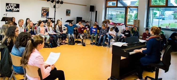 Der Projektchor bei der Probe.