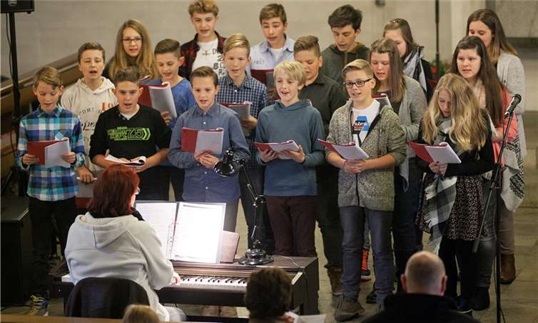 Der Projektchor der Sekundarschule Wachtberg hatte einen umjubelten Auftritt bei der Benefiz-Adventsmusik des Lions Club Meckenheim-Wachtberg in Berkum. -JOST-