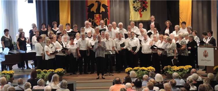 Der Projektchor des Kreis-Chorverbandes beim Konzert des Überlinger Männerchores im Kursaal Überlingen.
