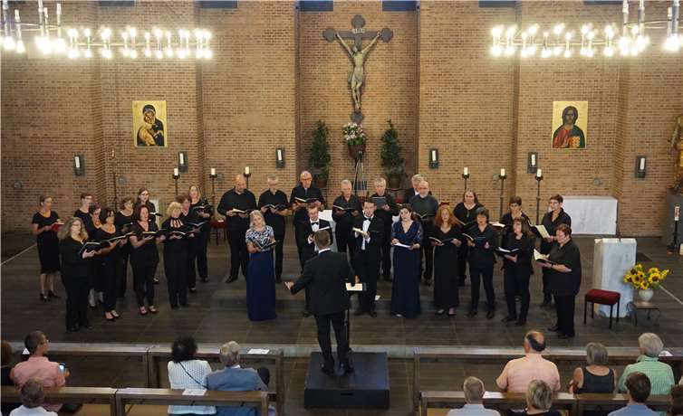 Der Projektchor des Kreis-Chorverbandes in der Rheinbreitbacher Pfarrkirche. Foto: privat