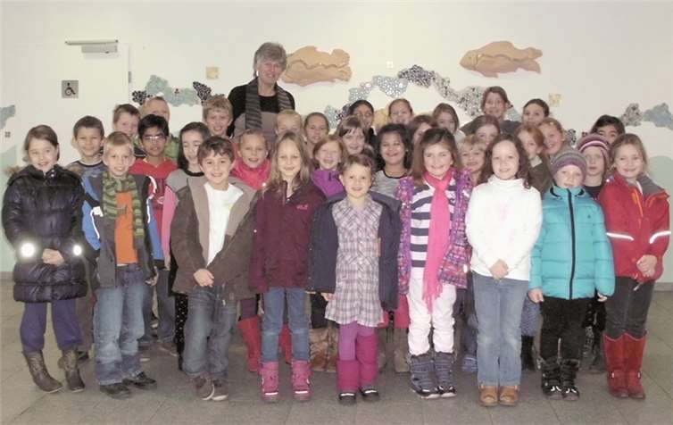 Der Projektchor mit Schulleiterin Anjo Närdemann setzt sich für Kinder ein. privat