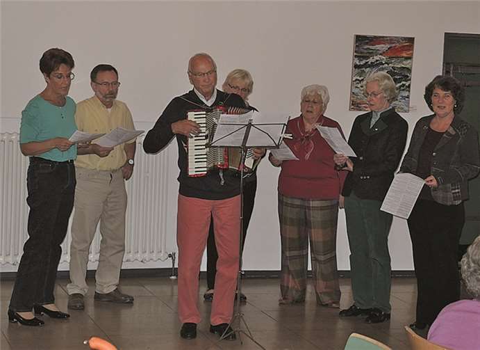 Der Projektchor mit Wolfgang Czycholl schloss den gemütlichen Nachmittag ab.privat