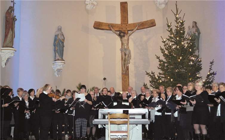 Der Projektchor „ohne Grenzen“ besteht aus Sängerinnen und Sänger der ganzen Region. Kantor Sven Scheuren versteht es dabei, die Akteure zu Höchstleistungen zu motivieren. TT