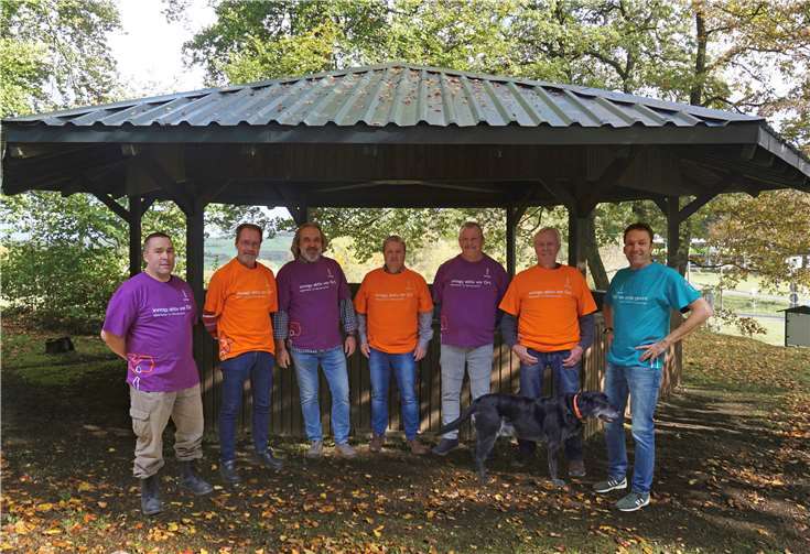 Der Projektpate Franz-Josef Schmitz (r.) und die freiwilligen Helfer zeigen sich mit großem Stolz vor dem sanierten Pavillon. Foto: innogy