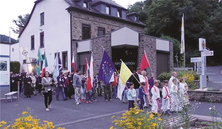 Der Prozession zum Urheiligtum folgten zahlreiche Pilger. Schönstatt